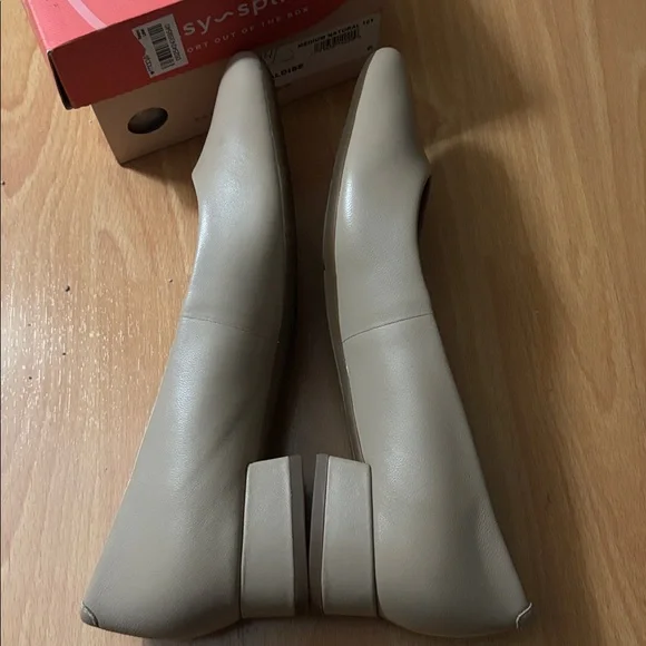 Easy Spirit Women's Beige Flats - Picture 5 of 11